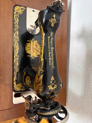 Máquina de coser Singer 15K antigua con mueble