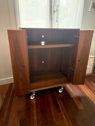 Mueble raíz nogal para TV/equipo música