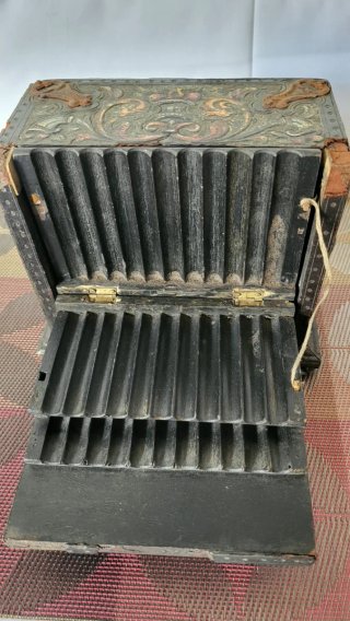 Caja de tabaco antigua decorada