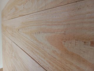 Cabecero de cama de madera recuperada.