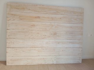 Cabecero de cama de madera recuperada.