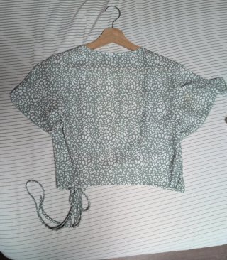 Blusa verde y blanca manga corta