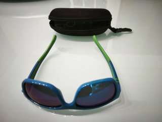 Gafas de sol infantiles azules y verdes