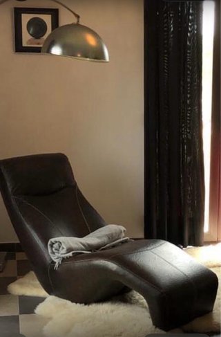 Chaise longue in pelle nera e marrone