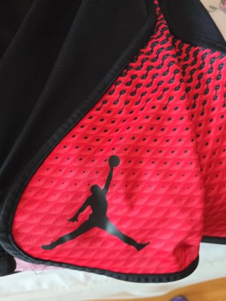 Bermuda Jordan Talla M Negra y Roja