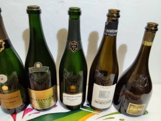 Selezione bottiglie vuote champagne e vino