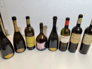 Selezione bottiglie vuote champagne e vino