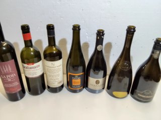 Selezione bottiglie vuote champagne e vino