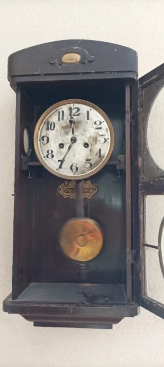Reloj de péndulo antiguo de pared