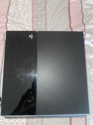 PS4 Negra + Mando + 2 Juegos + Cables