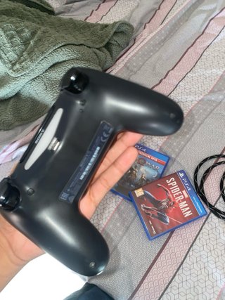 PS4 Negra + Mando + 2 Juegos + Cables