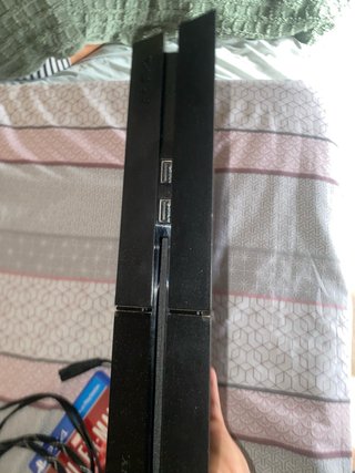 PS4 Negra + Mando + 2 Juegos + Cables