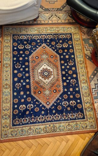 Alfombra de lana azul y naranja