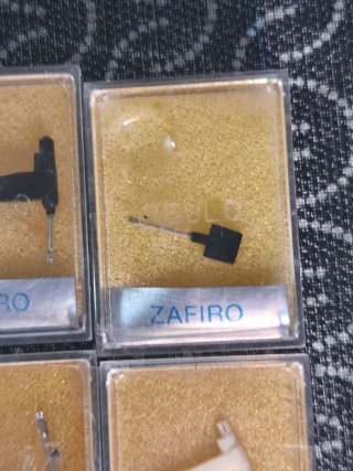 Lote  2  , 6 agujas tocadiscos Zafiro