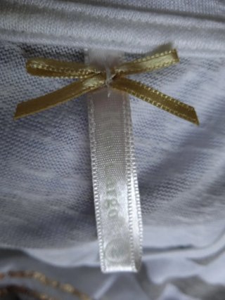 Camiseta rayas blancas y grises con estampado