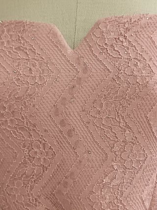Vestido de fiesta rosa con encaje