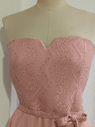 Vestido de fiesta rosa con encaje