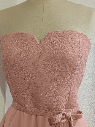 Vestido de fiesta rosa con encaje
