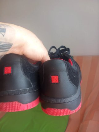 Zapatillas Hugo Negras y Rojas