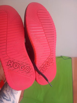 Zapatillas Hugo Negras y Rojas