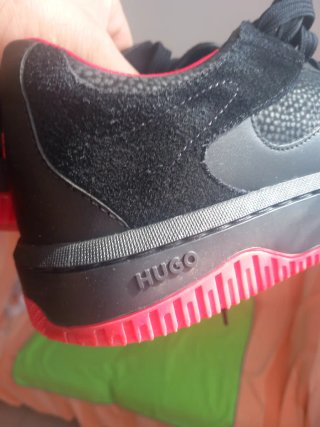 Zapatillas Hugo Negras y Rojas
