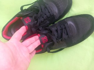 Zapatillas Hugo Negras y Rojas