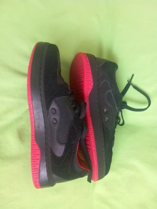 Zapatillas Hugo Negras y Rojas