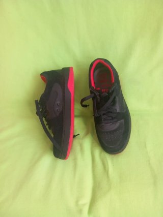 Zapatillas Hugo Negras y Rojas