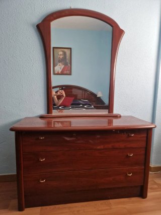 Cómoda de madera con espejo