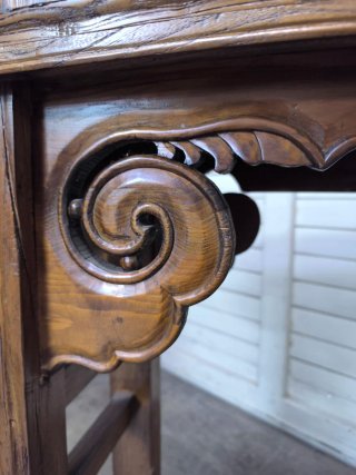 Mueble aparador de madera maciza. Oriental