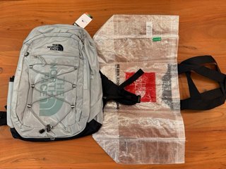 Mochila The North Face Gris y Negra (tengo 2 uds)