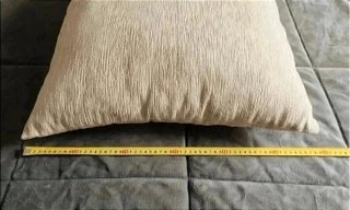 Cojín beige.