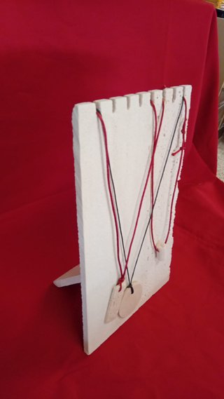 Expositor Collares Blanco y Rojo