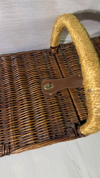 Cesta de picnic de mimbre con asa