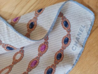 Pañuelo seda Chanel.