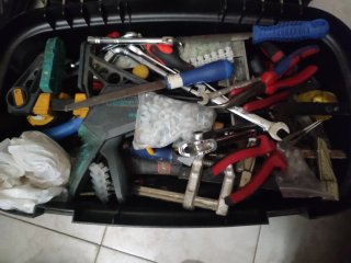 Caja de herramientas con variedad de herramientas