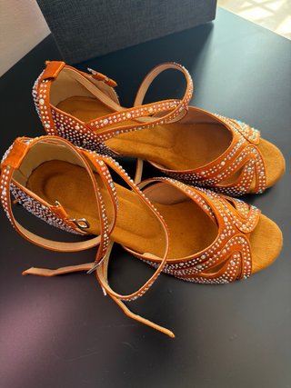 Zapatos de baile con brillantes, muy flexibles.