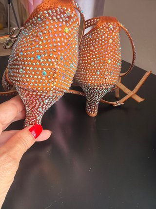 Zapatos de baile con brillantes, muy flexibles.