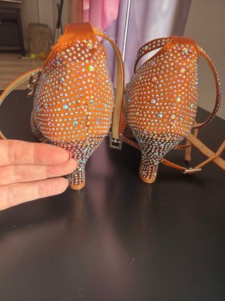 Zapatos de baile con brillantes, muy flexibles.