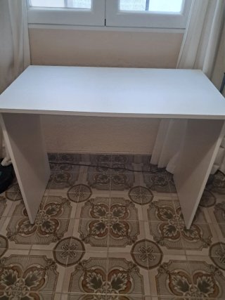 Escritorio blanco de madera nuevo