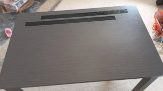 Mesa de madera y metal gris