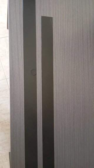 Mesa de madera y metal gris