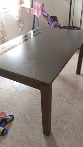 Mesa de madera y metal gris