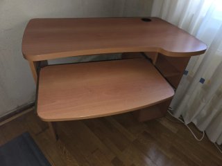 Scrivania in legno con vassoio per tastiera