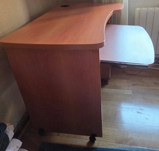 Scrivania in legno con vassoio per tastiera