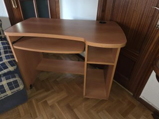 Scrivania in legno con vassoio per tastiera