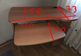 Scrivania in legno con vassoio per tastiera