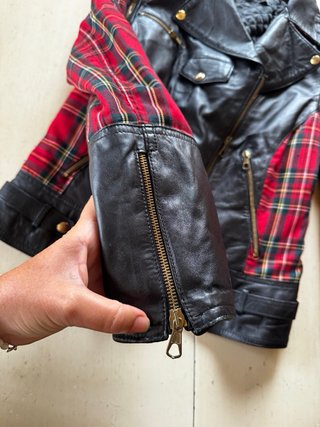 Cazadora Cuero Genuino Negro y Rojo