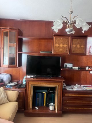 Mueble de madera caoba con raíz