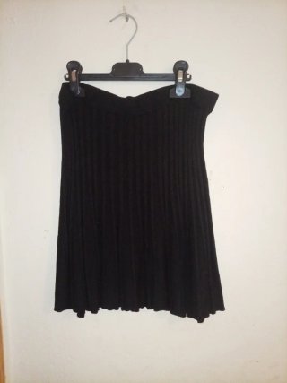 Falda mini negra plisada
